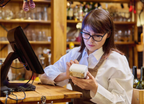 A caterer processing a single-use virtual card on a POS terminal.