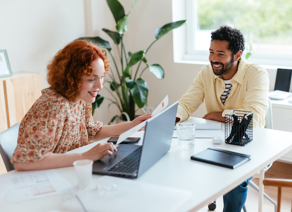 accountant helping client to pay vendor online