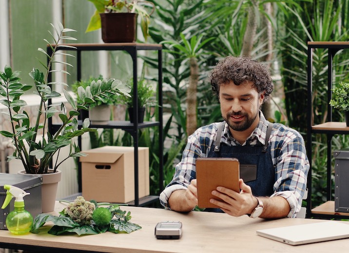 A florist using a tablet to send an EFT payment.